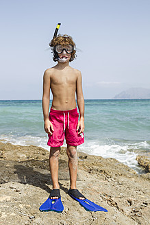 Spanien, Junge mit Tauchausrüstung am Strand - JKF000144