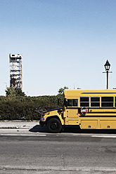 Kanada, Quebec, Montreal, Schulbus auf der Straße - MSF002831
