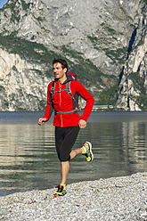 Italien, Mittlerer Erwachsener Mann beim Joggen am Gardasee - MIRF000515