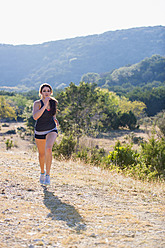 USA, Texas, Junge Frau beim Joggen - ABAF000452