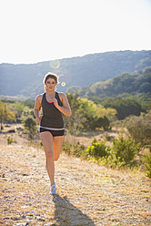 USA, Texas, Junge Frau beim Joggen - ABAF000451