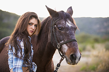 USA, Texas, Cowgirl stehend mit Pferd - ABAF000441
