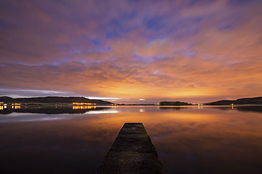 Vereinigtes Königreich, Schottland, Blick auf Loch Leven bei Sonnenuntergang - SMAF000039