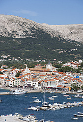 Kroatien, Blick auf die Insel Krk mit Hafen und der Stadt Baska - WW002508