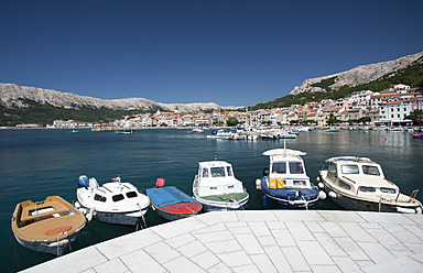 Kroatien, Blick auf ein vertäutes Boot im Hafen der Insel Krk - WW002511