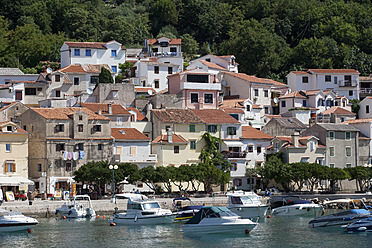 Kroatien, Blick auf die Insel Krk mit Hafen und der Stadt Baska - WW002517
