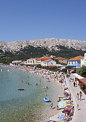 Kroatien, Blick auf den Strand der Insel Krk und die Stadt Baska - WWF002518