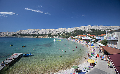 Kroatien, Blick auf den Strand der Insel Krk und die Stadt Baska - WWF002519