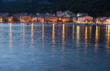 Kroatien, Blick auf das adriatische Meer und die Stadt Baska im Hintergrund - WWF002533