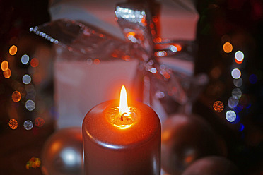 Candlelight and Christmas present - JTF000233