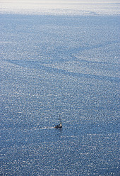 Kroatien, Blick auf das adriatische Meer mit Segelboot - WWF002554