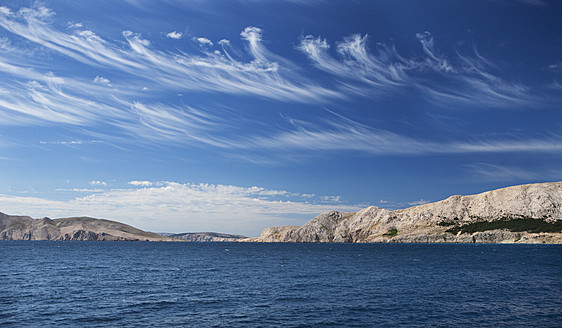 Kroatien, Zirruswolke über dem adriatischen Meer bei der Insel Krk - WWF002566