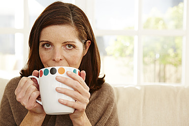 Germany, Duesseldorf, Mature woman drinking coffee, close up - STKF000171