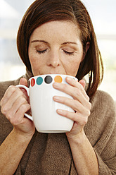Germany, Duesseldorf, Mature woman drinking coffee, close up - STKF000172