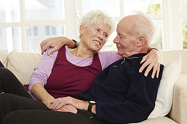 Deutschland, Düsseldorf, Senior Paar entspannt sich zu Hause, lächelnd - STKF000179