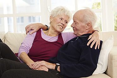 Germany, Duesseldorf, Senior couple relaxing at home, smiling - STKF000179