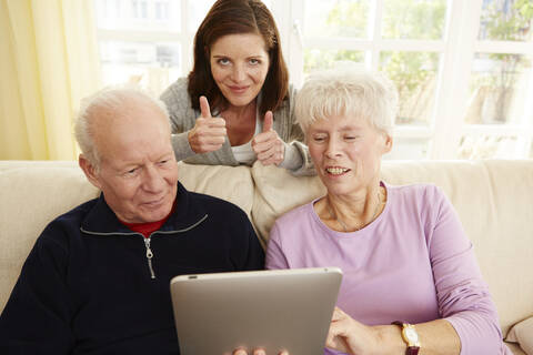 Deutschland, Düsseldorf, Mann und Frau benutzen digitales Tablet, lizenzfreies Stockfoto