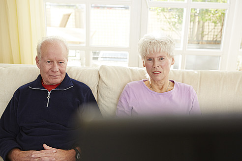 Germany, Duesseldorf, Senior couple watching tv and relaxing at home - STKF000189