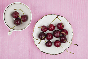 Studio, Kirschen (Prunus avium subsp. juliana) in Porzellan-Kaffeetasse und auf Teller - GWF002023