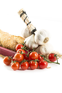 Baguette mit Tomaten und Knoblauch auf dem Tablett - MAEF005308