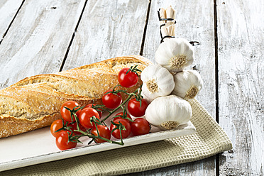 Baguette mit Tomaten und Knoblauch auf dem Tablett - MAEF005307