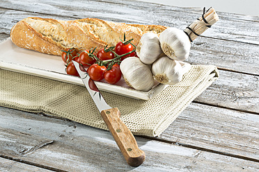 Baguette mit Tomaten und Knoblauch auf dem Tablett - MAEF005305