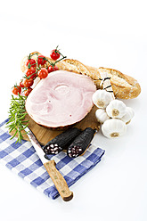 Schinken, Würstchen, Tomaten, Knoblauch, Rosmarin und Brot, Studioaufnahme - MAEF005293
