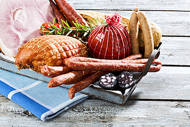 Studio, verschiedene Schinken, Würste, Tomaten, Rosmarin und Brot, serviert auf einem Tablett - MAEF005289