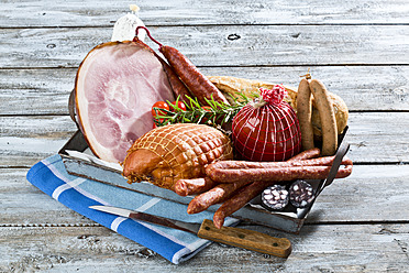 Studio, variety of ham, sausages, tomatoes, rosemary and bread, served on tray - MAEF005288