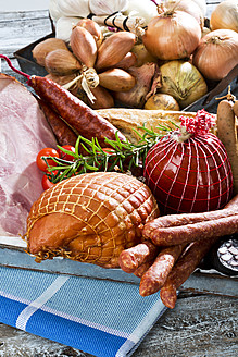 Studio, verschiedene Schinken, Würste, Tomaten, Rosmarin und Brot, serviert auf einem Tablett - MAEF005287