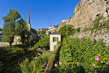 Luxemburg, Blick auf den Klostergarten, im Hintergrund die St. Johannes Kirche - WDF001327