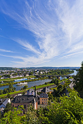 Deutschland, Rheinland Pfalz, Trier, Ausflugsschiff auf der Mosel mit Stadtbild - WDF001329