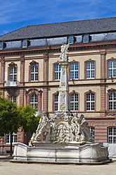 Deutschland, Rheinland-Pfalz, Trier, Blick auf den Kornmarkt und den St.-Georgs-Brunnen - WDF001332