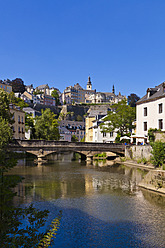 Luxemburg, Blick auf den Fluss Alzette und die Stadt im Hintergrund - WDF001334