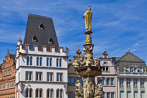 Deutschland, Rheinland Pfalz, Trier, Hauptmarkt mit Steipe Gebäude - WDF001354