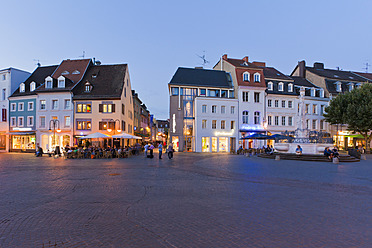 Deutschland, Saarland, Menschen auf dem St. Johanner Marktplatz - WDF001355