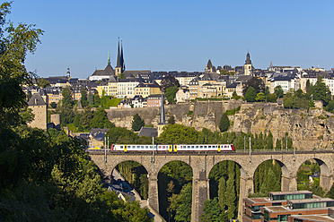 Deutschland, Saarland, Zug, Viadukt, Stadtbild, Luxemburg Stadt - WDF001379