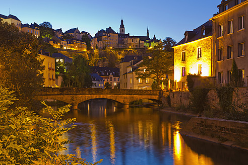 Luxemburg, Blick auf den Fluss Alzette und die Stadt im Hintergrund - WDF001387