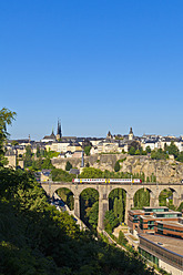 Luxemburg, Zug fährt durch eine Viaduktbrücke - WDF001404