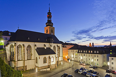 Deutschland, Saarland, Blick auf Schloss und Kirche - WDF001409
