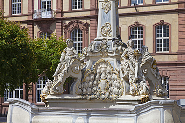Deutschland, Rheinland-Pfalz, Trier, Blick auf den St.-Georgs-Brunnen - WDF001415