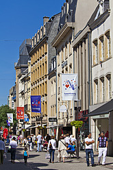 luxembourg, Menschen auf der Einkaufsstraße - WDF001423