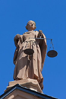 Deutschland, Saarland, Statue der Gerechtigkeit - WDF001435