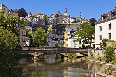 Luxemburg, Blick auf den Fluss Alzette und die Stadt im Hintergrund - WDF001441