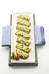 Brotscheiben mit Avocadoaufstrich auf dem Tablett - MAEF005379