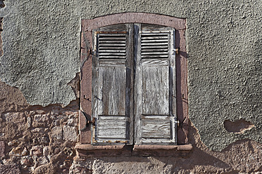 Frankreich, Ansicht eines Fensters mit Fensterläden - GWF002032