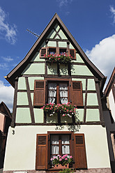 Frankreich, Elsass, Blick auf Fachwerkhäuser in Ribeauville - GWF002041