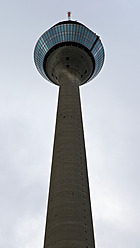 Deutschland, Nordrhein-Westfalen, Düsseldorf, Tiefblick auf Funkturm - MHF000045