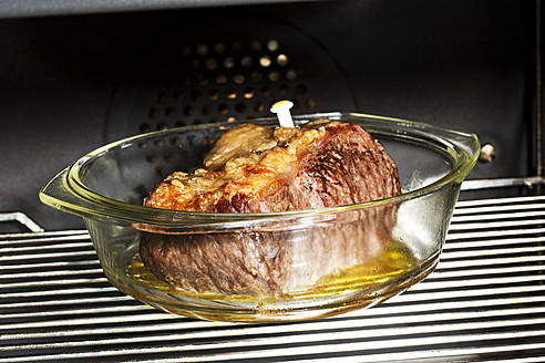 Schüssel mit Roastbeef im Ofen, Nahaufnahme - MAEF005385