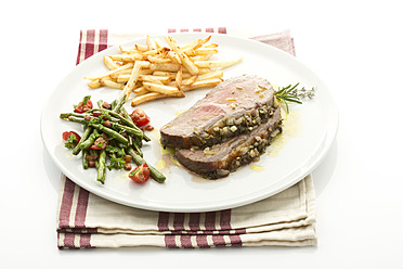 Roastbeef, grüne Bohnen und Pommes frites auf einem Teller, Nahaufnahme - MAEF005393